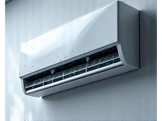 에어컨 필터와 증발기가 분해되어 깨끗하게 세척되고 있는 모습. 미세먼지와 곰팡이가 제거된 깨끗한 필터.