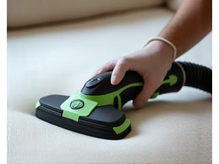 전문 장비로 매트리스와 소파를 딥클리닝하는 모습. 집먼지 진드기와 오염물이 제거되는 것이 보이는 듯한 효과.